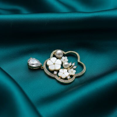 Clover-Shaped Mother-of-Pearl and Pearl Brooch/Pendant